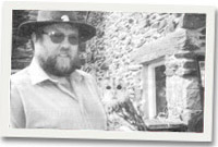 Geraint Williams gyda'i dylluan frech