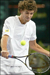 Guga, na derrota para Henman em Paris