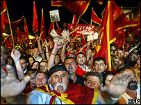 Montenegrinos comemoram nas ruas