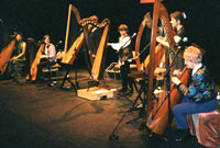 Llio Rhydderch (ar y dde eithaf) yn perfformio ar lwyfan