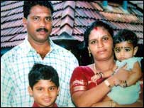 شهروند کشته شده هندی، منياپن رامن کوتی در کنار خانواده اش