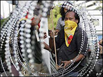 Người biểu tình bên hàng rào kẽm gai