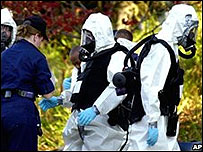 مامورین آمریکایی در حال جستجوی اشیاء آلوده به باکتری سیاه زخم 