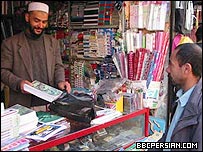 عبدالملک صادق، معلمی که در کنار تدریس، فروشندگی می کند