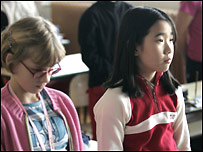 Žáci pražské základní školy drží tři minuty ticha