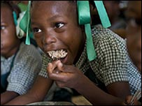 Một em bé ở Haiti ăn trong lớp học
