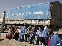 مردان افغانی در انتظار دریافت کمک های برنامه جهانی غذا در آوریل 2008