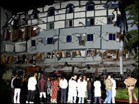 Prédio com várias rachaduras devido a terremoto na China