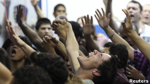 Fiéis rezam em igreja evengélica (foto: Reuters)