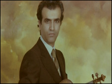 پرویز یا حقی در نمایی از فیلم کنسرتی که اجرا نشد ساخته بهمن فرمان آرا