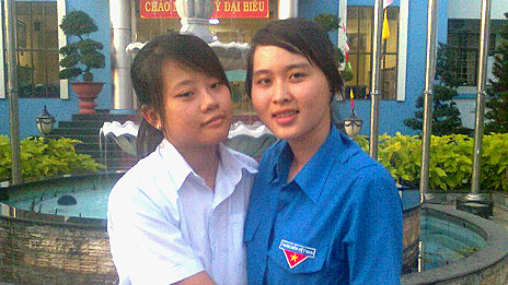 Sinh viên Nguyễn Phương Uyên (phải)