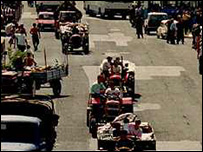 Srbští vojáci odjíždějí z chorvatské Krajiny v srpnu 1995