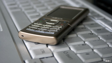 Un télefono en un teclado