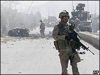 سربازان کانادایی در محل وقوع انفجار در قندهار