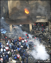 Prédio destruído pela queda do avião