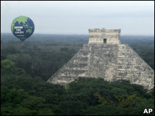 Un globo sobre el cambio climático en Chichen-Itza, México