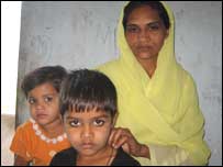 حنا اپنے بیٹے سمیر اور بیٹی صابرہ کے ساتھ 