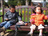 Hai con của Phương Vân là Đan và Mây đang chơi ở công viên