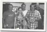 Tim y cwis chwaraeon gydag Eleri Sion