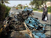Carro destruído após atentado no Iraque