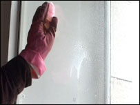 Mão limpando janela