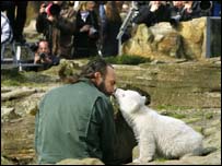 Knut com o tratador (arquivo)