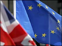 AB ve İngiltere bayrakları