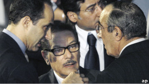 الشريف يتوسط جمال مبارك(يسار) وزكريا عزمي