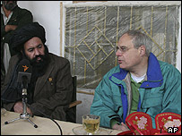 ملا عبدالسلام در کنار سفیر آمریکا در افغانستان