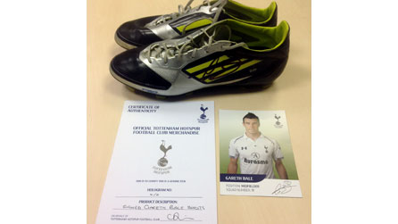 Esgidiau pêl droed wedi eu llofnodi gan Gareth Bale, Spurs