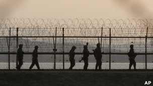 韩国士兵在板门店附近的边境铁丝网巡逻（26/3/2013）