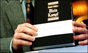 Mein Kampf nacistického zločince Adolfa Hitlera v rukou vydavatele