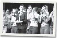 Y llwyfan yn orlawn yn Neuadd y Miwni