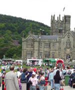 Y maes yn brysur iawn, ar ddiwrnod braf iawn ym Margam.