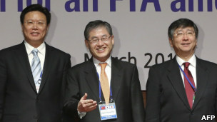 左起：俞建华、崔京林、鹤冈公二