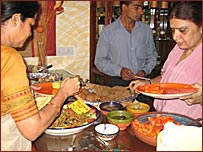 Yemek yiyen Hintliler
