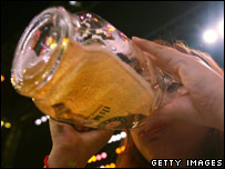 Một phụ nữ TQ uống bia