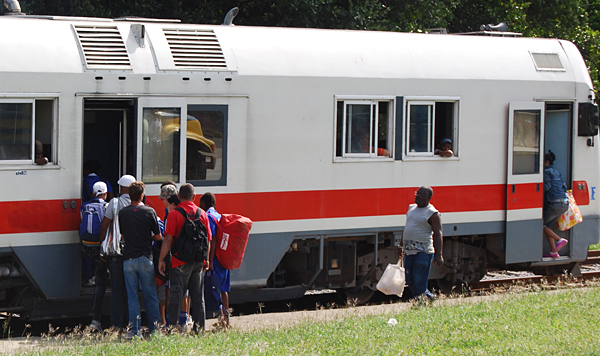Cubanos subiendo a un tren. (Foto: Raquel Pérez)