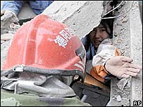 Equipes de resgate tentam retirar estudante de escola em Mianzhu