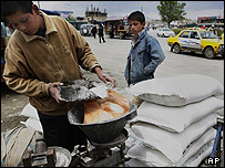 یک آرد فروش در کابل