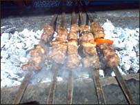 کباب در حال پخته شدن.