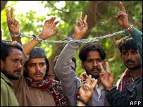 Karaçi'de ayaklanma çıkarmakla suçlanan bir grup Butto taraftarı