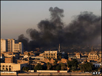 Fumaça das explosões no centro de Bagdá