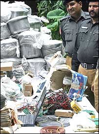 دہشت گردوں سے پکڑے ہوئے مال کے ساتھ پولیس