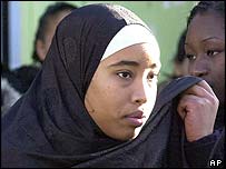 Francouská muslimka si upravuje šátek