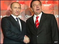Schroeder ve Putin el sıkışıyor