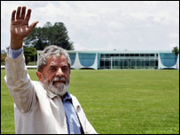 Lula acena para fotógrafos em Brasília