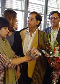 سينگ در کنار يک تن از علاقه مندانش در کابل