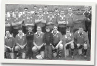 Tîm buddugol Cwm Gwendraeth a enillodd y darian 