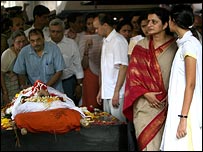 हेमंत करकरे की अंत्येष्टि में उनके परिजन